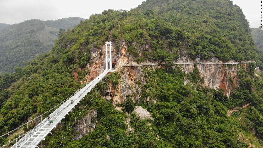De nieuwe glazen brug in Bach Long in Vietnam vestigt een Guinness World Record