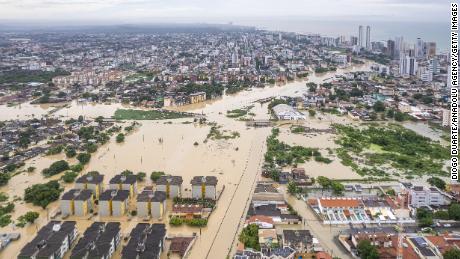 2022年5月29日ブラジル・フェルナムブクで大雨による洪水と地すべりが発生した後、ヘシフェのオリンダ地域の航空写真。 