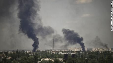 Per intensyvias Ukrainos ir Rusijos pajėgų kautynes ​​virš Severodonecko kyla dūmų.