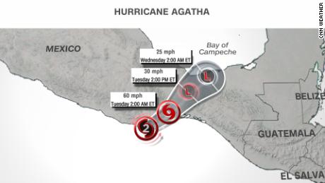 Agatha Kasırgası: Agatha, güney Meksika'da Kategori 2 fırtınası olarak karaya indikten sonra tropikal bir fırtınaya düştü