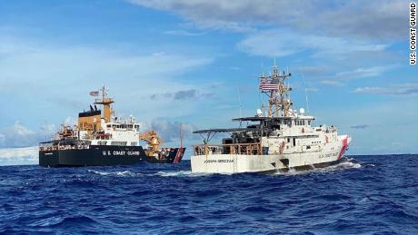 2022 年 3 月 7 日，海岸警卫队快艇 Juniper 和 Joseph Kerzak 在大洋洲完成 42 天的巡逻后返回檀香山。 