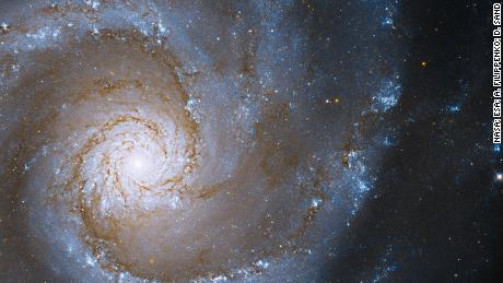 Hubble spionează inima unei mari galaxii spirale proiectate