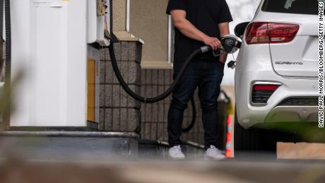 Average US gas price reaches $ 5 for the first time