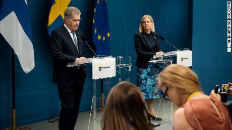 Finnish President Sauli Niinistö and Swedish Prime Minister Sanna Marin announced their countries & # 39;  intention to join NATO.