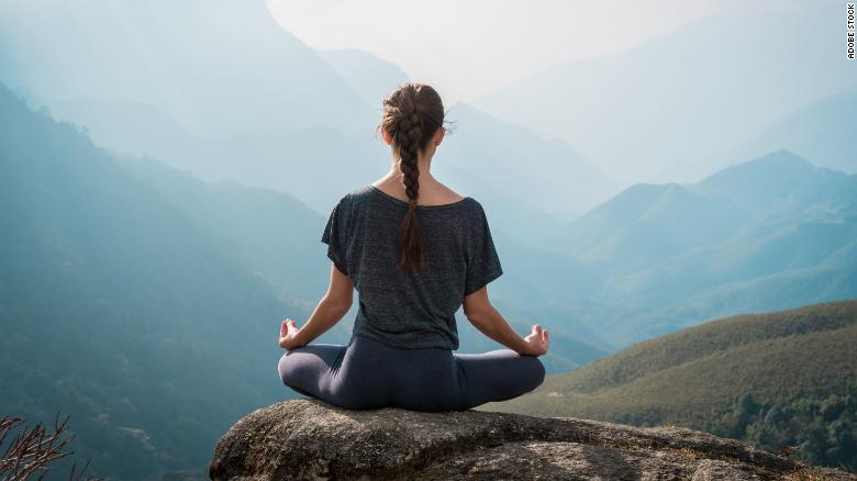La meditación puede inducir cambios fisiológicos que ayudan a reducir el estrés.