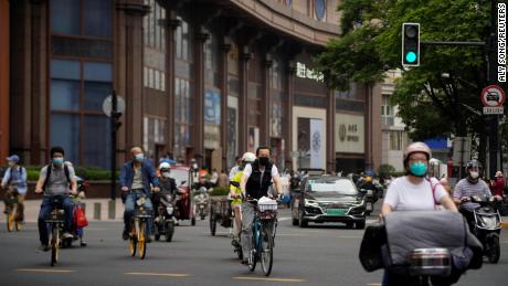 Les résidents font du vélo dans les rues après que Shanghai a levé son verrouillage de Covid-19 mercredi.