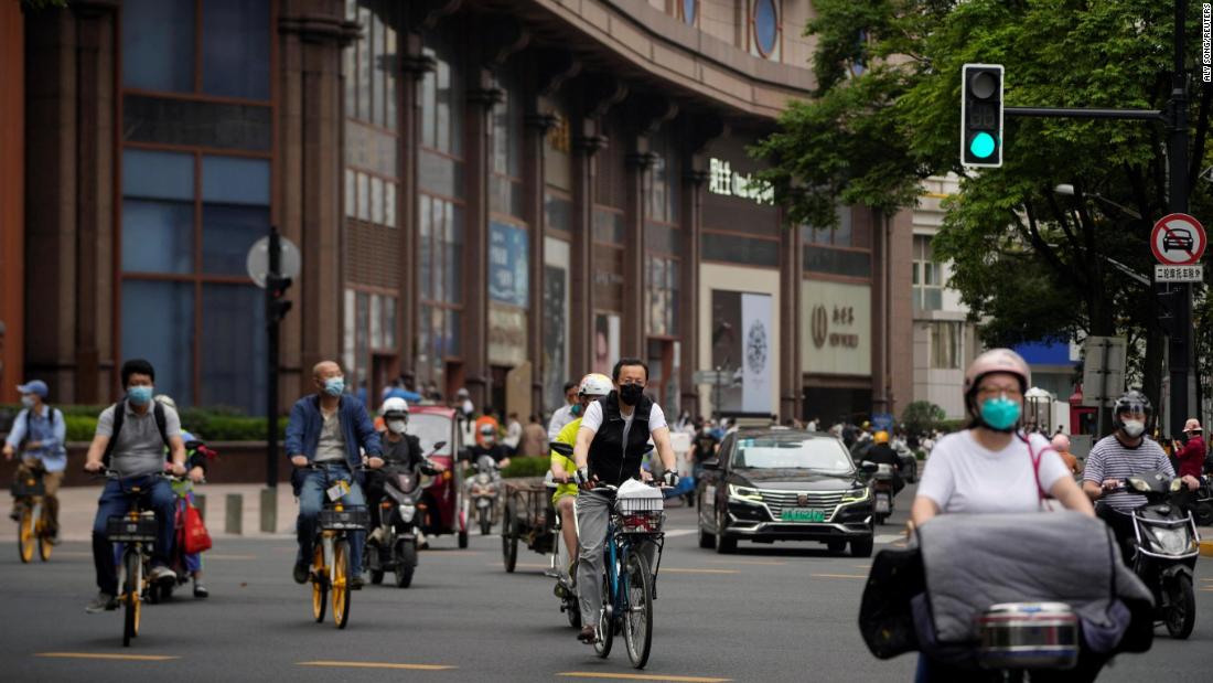 Shanghai « rouvre » où 25 millions de personnes marchent librement.  Mais le choc du confinement continue