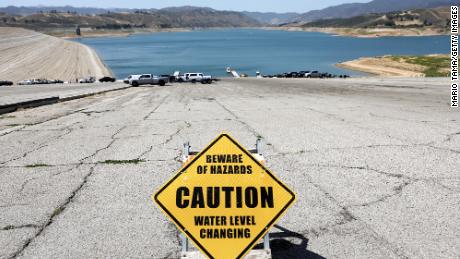 3 Mayıs 2022'de Los Angeles County'deki Castaic Gölü Rezervuarına bir uyarı işareti asıldı.  Güney Kaliforniya'da bir su kıtlığı acil durumu ilan edildi ve kuraklık koşullarında 1 Haziran'dan itibaren 6 milyon sakin için su temini kısıtlamaları uygulanacak.