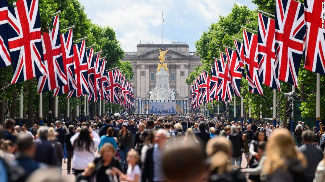 What time is the gun salute today? When the 82-gun Hyde Park salute is  marking the Queen's Platinum Jubilee