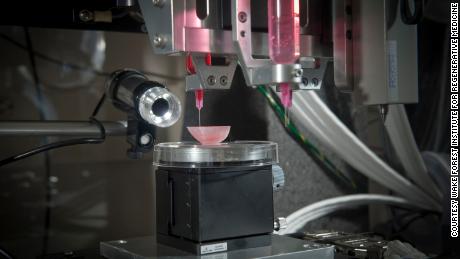 A impressora 3D coloca diferentes tipos de células nos andaimes dos rins no Wake Forest Institute of Regenerative Medicine. 