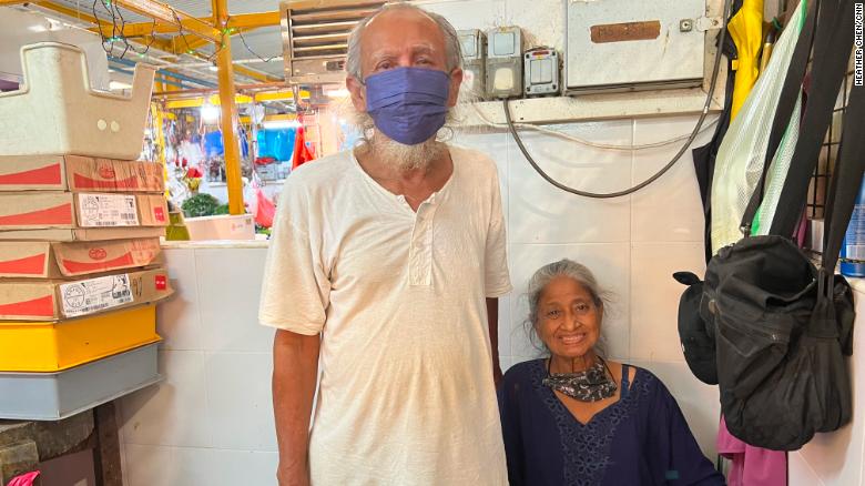 Người bán gà Mohammad Jalehar và vợ tại quầy hàng trong chợ của họ ở Singapore.