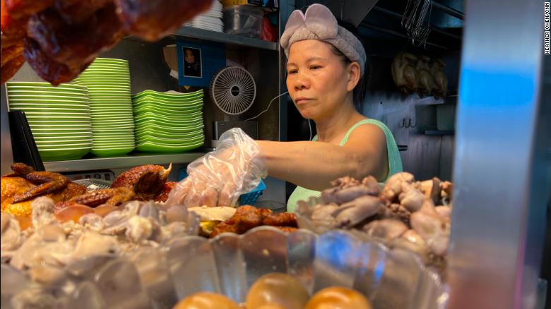 Người bán cơm gà, bà Madam Tong chuẩn bị món ăn cho khách hàng.