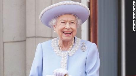 Lo que sabemos sobre la salud de la reina Isabel II después de que se retira del servicio de acción de gracias del jubileo 