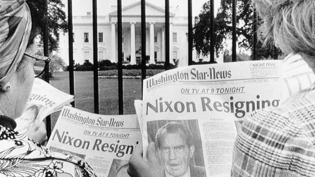 Tourists outside the White House read news of Nixon&#39;s impending resignation on August 8, 1974.