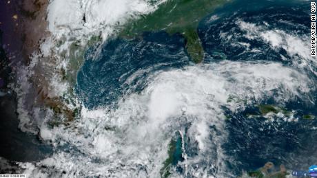 Imagerie satellite du groupe d'averses et d'orages qui pourraient se transformer en une dépression tropicale ou une tempête tropicale jeudi ou vendredi.