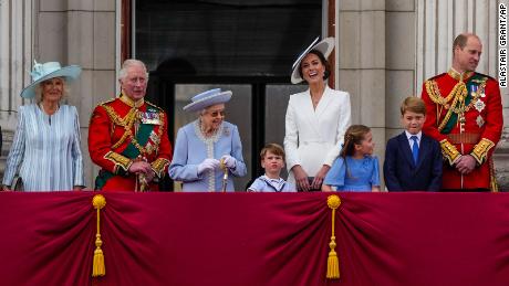 Кралицата е заобиколена от няколко членове на кралското семейство на балкона на Бъкингамския дворец в Лондон в четвъртък. 