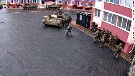 Esta imagen de una cámara de seguridad en el patio del complejo residencial Pokrovsky muestra que las tropas rusas estaban activas en el área el jueves 3 de marzo de 2022.
