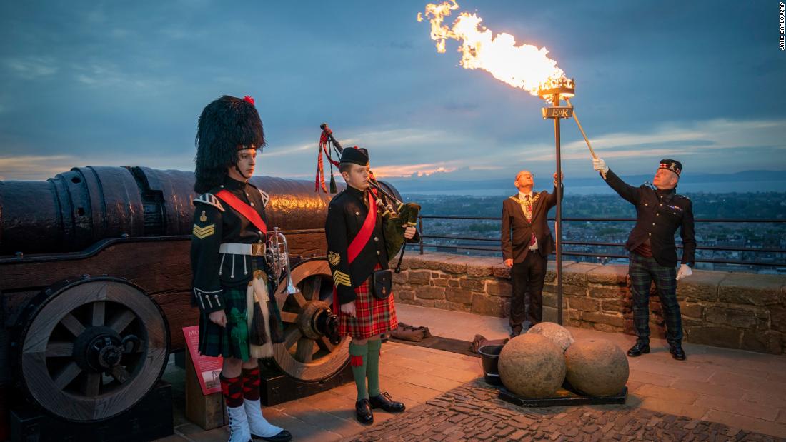 A Platinum Jubilee beacon is lit by Lord Provost Robert Aldridge and Commander of Edinburgh Garrison Lt. Col. Lorne Campbell at Scotland&#39;s Edinburgh Castle on Thursday. More than 1,500 towns, villages and cities throughout the UK, Channel Islands, Isle of Man and UK Overseas Territories would come together to light a beacon to mark the jubilee. 