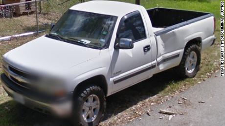 Лопес открадна този Chevrolet Silverado от дома, където беше намерено мъртво петчленно семейство, съобщиха служители.