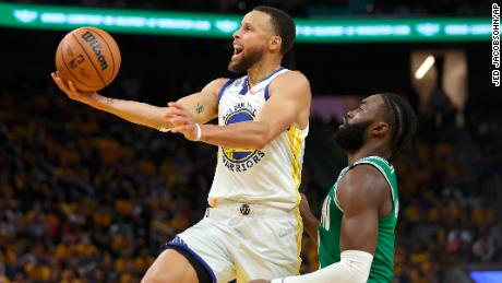 Curry enfrenta o goleiro do Celtics Brown.