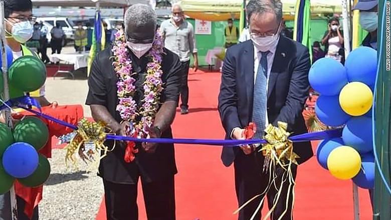 2022年4月22日，中國駐所羅門群島大使李明和所羅門群島總理馬納西·索加瓦雷在霍尼亞拉的中資國家體育場開幕式上。