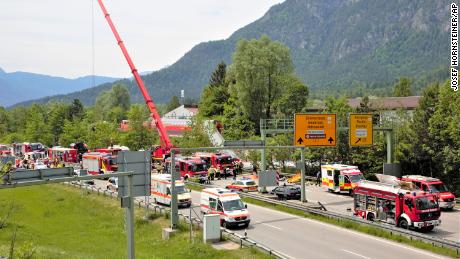 As operações de resgate continuam no local do acidente perto de Burgrain.