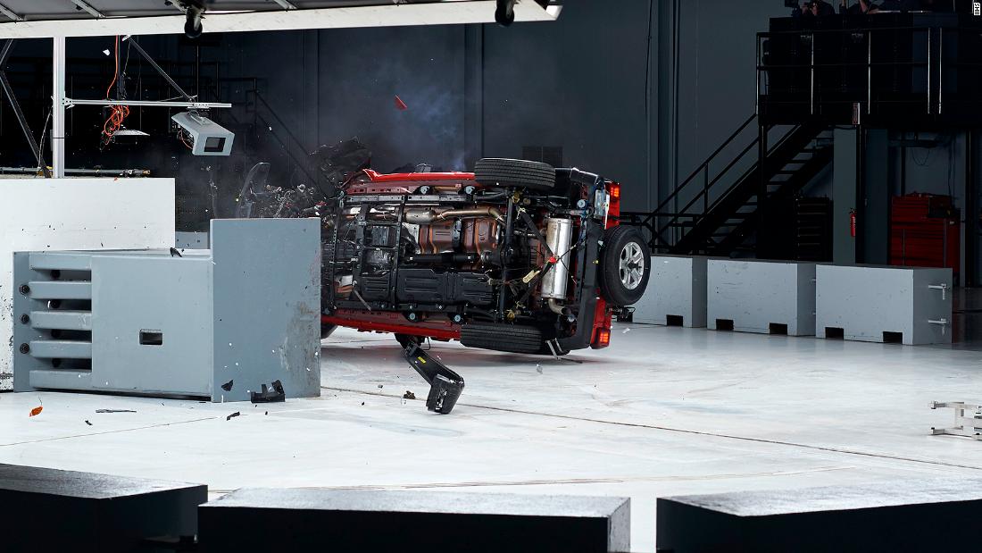 Jeep Wrangler tips over again in IIHS crash test | CNN Business