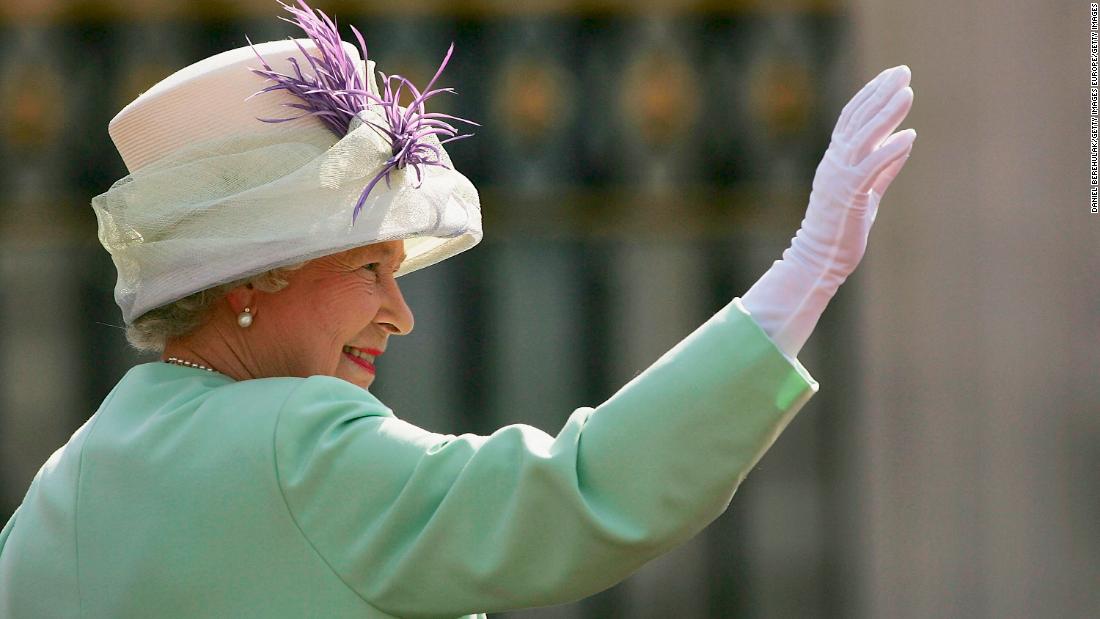 A royal wave: Queen Elizabeth II’s memorable balcony moments – CNN Video