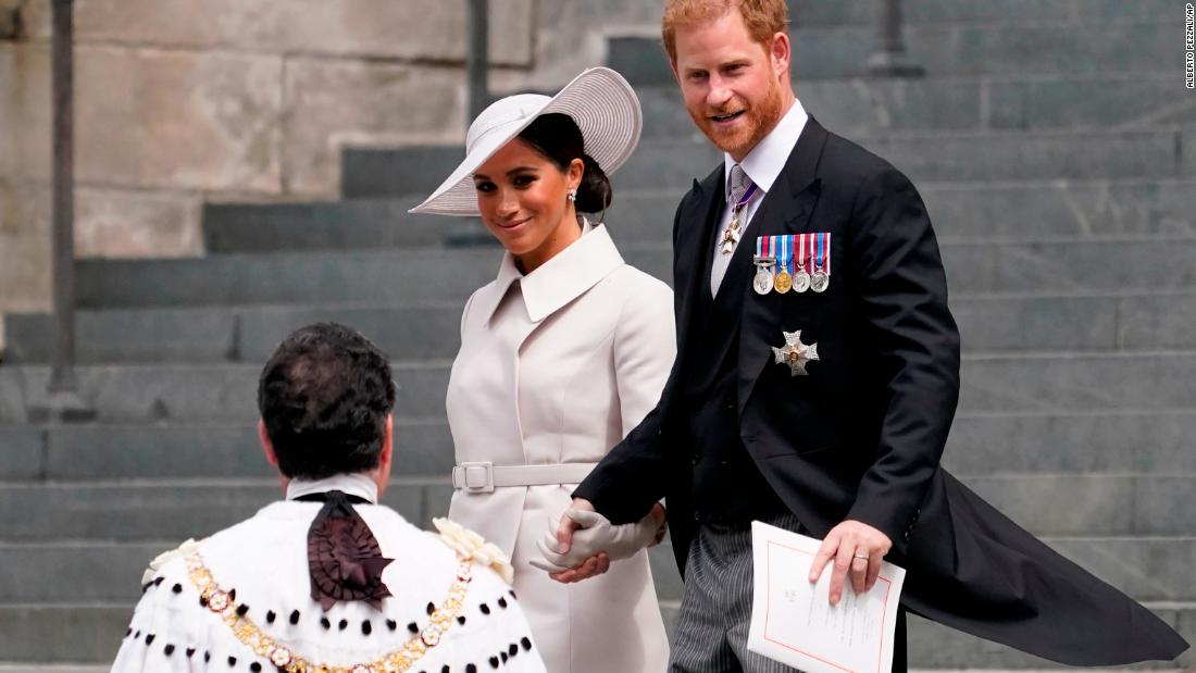 Meghan, Hertogin van Sussex, arriveert op het Jubileumfeest in een elegante witte outfit