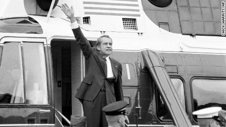 الرئيس ريتشارد نيكسون يلوح وداعًا من درج طائرته المروحية خارج البيت الأبيض ، بعد استقالته في عام 1974.