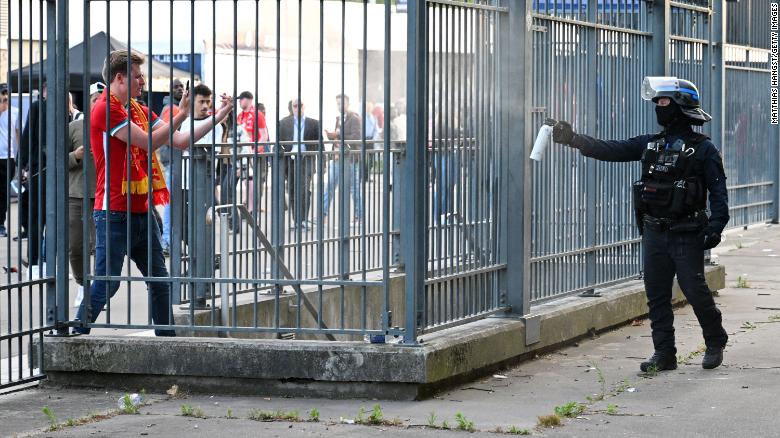 Policia spërkat me gaz lotsjellës tifozët e Liverpoolit përpara finales së Ligës së Kampionëve.