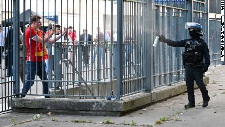 چیمپئنز لیگ کے فائنل سے قبل سٹیڈیم کے باہر لیورپول کے شائقین پر پولیس نے آنسو گیس کا اسپرے کیا۔
