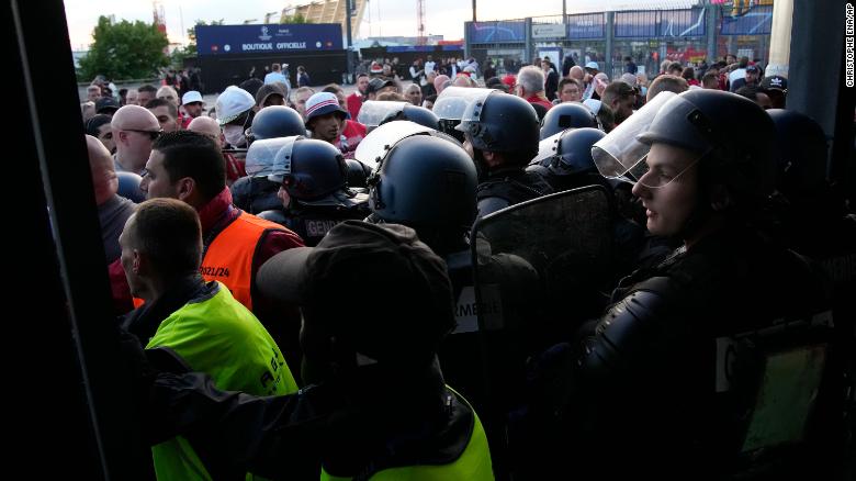 Oficerët e policisë ruajnë Stade de France përpara finales së Ligës së Kampionëve.
