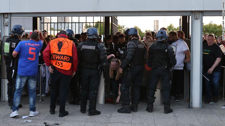 Policia patrullon portat e Parisit' Stade de France.