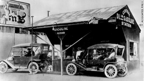 1910 में एक फिलिंग स्टेशन पर फोर्ड मॉडल टी। शुरुआती गैस स्टेशन अक्सर जर्जर स्थिति में थे।
