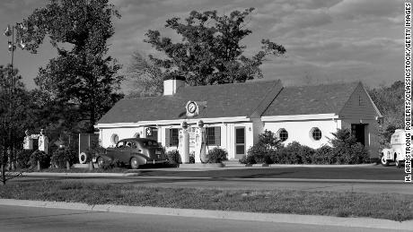 1940'lar ve 1950'ler arasında Connecticut'taki Merritt Parkway'de bir benzin istasyonu.  Benzin istasyonları, müşterileri çekmek için bina tasarımını ve hizmetlerini geliştirmeye başladı.