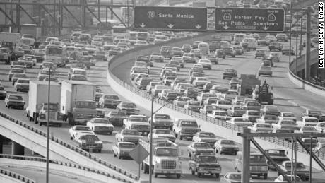 1973 में लॉस एंजिल्स में यातायात। राजमार्ग पर बाकी स्टॉप के विकास ने बाथरूम का उपयोग करने के लिए गैस स्टेशन जाने की आवश्यकता को कम कर दिया।