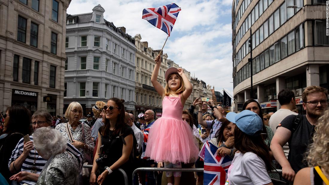 Royal fans celebrate the Queen’s Platinum Jubilee
