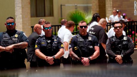 Portadores de paletes carregam o caixão Nevaeh Bravo durante um funeral na Igreja Católica do Sagrado Coração em 2 de junho em Uvalde, Texas.  Bravo foi morto em um tiroteio na Robb Elementary School.