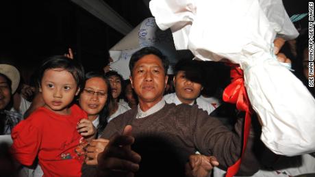 Le prisonnier politique du Myanmar Kyaw Min Yu, au centre, et son épouse Ni Lar Thein, sont partis à leur arrivée à l'aéroport international de Yangon après leur libération de détention le 13 janvier 2012.