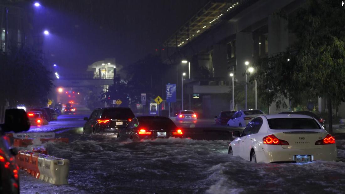 Les autorités mettent en garde contre d’éventuelles inondations alors que le sud de la Floride est mouillé par un système tropical