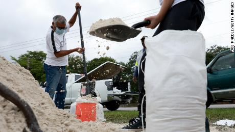 Le persone riempiono fasci di sabbia mentre preparano le loro case per l'arrivo previsto di una tempesta tropicale venerdì a Fla, Pembroke Pines.