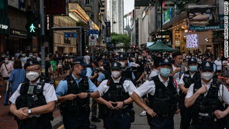 4 Haziran'da Hong Kong'da her yıl düzenlenen Tiananmen mum ışığı nöbetinin geleneksel yeri olan Victoria Park yakınlarındaki polis memurları.
