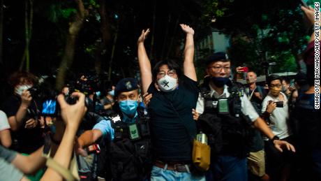 Hong Kong Tiananmen nöbetini söndürürken altı kişi tutuklandı, ancak anılar yaşıyor