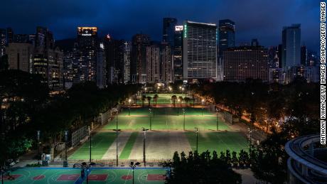 विक्टोरिया पार्क, हांगकांग की वार्षिक तियानानमेन मोमबत्ती की रोशनी की रोशनी का पारंपरिक स्थल, 4 जून, 2022 को काफी हद तक खाली रहता है।