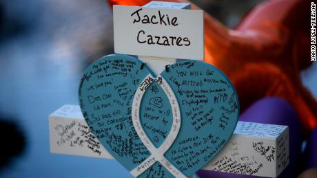 टेक्सास के उवाल्डे में रॉब एलीमेंट्री स्कूल में शूटिंग में मारे गए पीड़ितों के लिए एक स्मारक स्थल पर जैकलिन काज़ारेस के लिए एक क्रॉस खड़ा है।