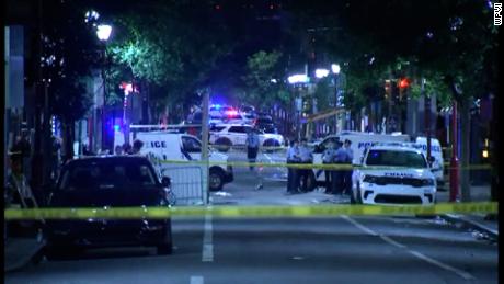 警方表示，槍擊案發生前，數百人在南街地區。