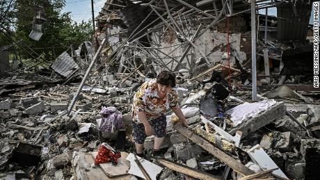 एक जून को एक हड़ताल के बाद तीन घरों को नष्ट करने के बाद निवासियों ने पूर्वी यूक्रेनी क्षेत्र डोनबास में एक घर के मलबे की तलाशी ली।