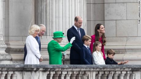 William a Catherine jsou na snímku se svými dětmi, Georgem, Charlotte a Louisem, a královnou, Charlesem a Camillou v Buckinghamském paláci během oslav platinového jubilea 5. června 2022.