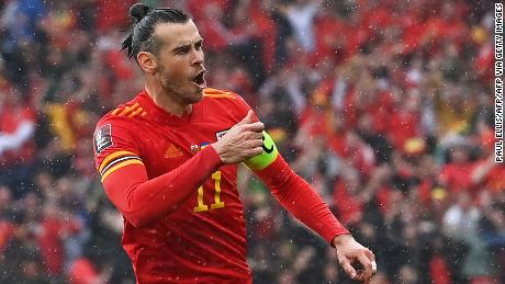 Bale festeggia durante il Galles'  vincere contro l'Ucraina. 